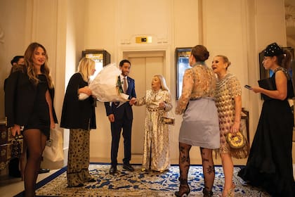 Julia Lakschin, que es amiga de toda la vida de Cora y vive en Mónaco, viajó especialmente para estar en el festejo acompañada por su hija, Serafima, que es ahijada de Cora. A la izquierda de la foto, Naná Gallardo, que quiere muchísimo a Mimicha y viajó a París para acompañarla en ese día