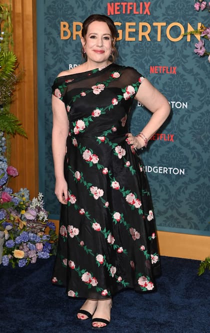 Julia Quinn, autora de las novelas en las que se basa la serie, asistió a la premiere en Nueva York a tono con la florida decoración del evento