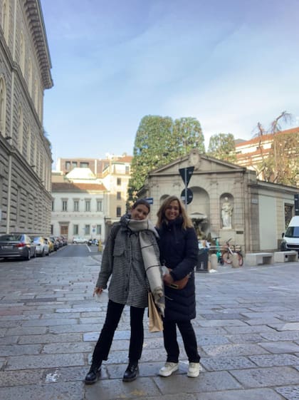 Julia recibió la visita de su mamá Rita durante su estadía en Milán