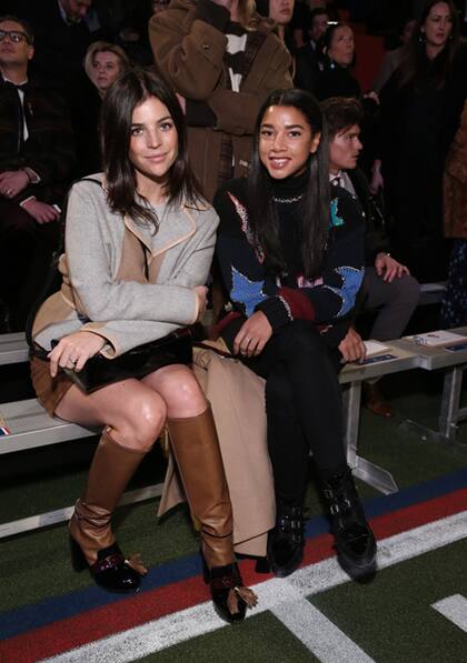 Julia Restoin y la dj Hannah Bronfman, en la primera fila de Tommy Hilfiger