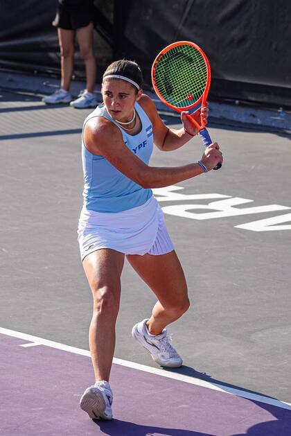 Julia Riera, en acción sobre la cancha rápida mexicana