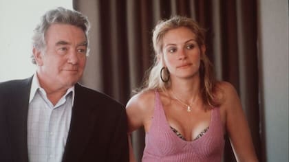 Julia Roberts (derecha) dio vida a Erin Brockovich en la película Erin Brockovich: una mujer audaz estrenada en el año 2001 (X/@ErinBrockovich)