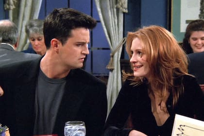 Julia Roberts y Mathew Perry en un episodio de Friends: el comienzo y el colapso de su relación con la estrella es uno de los ejes de su autobiograría