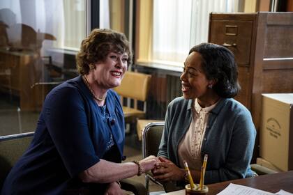 Julia (Sarah Lancashire) y Alice Naman (Brittany Bradford), la productora de la cadena pública WGBH, pieza clave del programa The French Chef , emitido a partir de 1963.