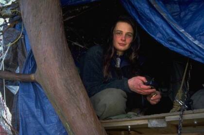 Julia se comunicaba con los medios por medio de un teléfono celular cargado con energía solar