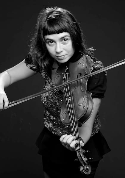 Julia Tchira es también violinista