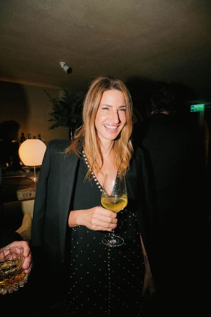 Julia Tonconogy disfrutando de la nueva carta de vinos y cócteles