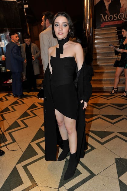Julia Tozzi, ganadora a Mejor actriz protagónica por Heathers, lució una mini al cuerpo que combinó con un top estilo corset que se destacó por su escote en forma de rayo. La actriz acompañó su atuendo con un tapado largo y botitas cortas
