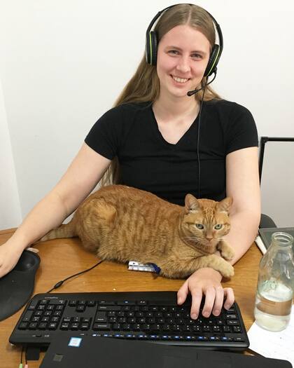 Julia trabajando junto a su gata, Nala.