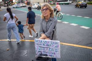 Una jubilada de 72 años canta en la calle para juntar plata para pagar su medicación