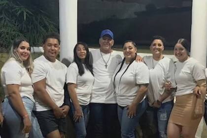 Julia y Cassandra, cuando viajaron a República Dominicana para conocer a su padre biológico y a siete hermanos