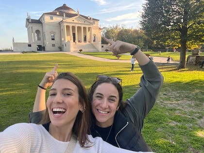 Julia y su amiga Rocío en la villa rotonda de Palladio