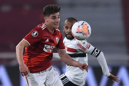 Álvarez, en duelo con Dani Alves