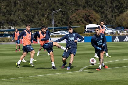 Julián Álvarez, Ángel Correa y Leandro Paredes, en el entrenamiento de la selección argentina el viernes