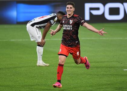 Julián Álvarez busca abrazos para celebrar su golazo