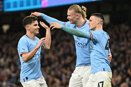 Julián Álvarez celebra con Erling Haaland y Phil Foden, figuras de Manchester City, que tras el 3-0 en Inglaterra se enfrentará con Bayern en Alemania en busca de una semifinal de la Champions.