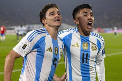 Julián Álvarez celebra su golazo junto a Thiago Almada, que lo asistió; con ese tanto, Argentina se aseguró el primer puesto final en la eliminatoria.