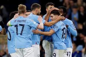 Julián Álvarez compartió una romántica foto con su novia Emilia Ferrero y un compañero del City elogió su look