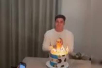 Julián Álvarez con su torta de cumpleaños