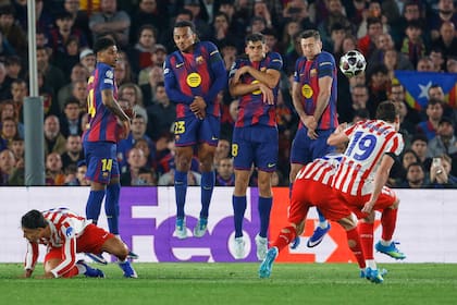 Julián Alvarez convirtiéndole un golazo a Barcelona por la Champions League: ¿cruzará de vereda?