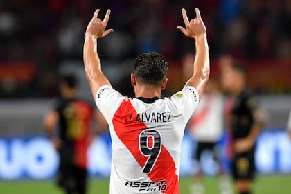 Julián Álvarez de River Plate celebra tras anotar el primer gol de su equipo durante el Trofeo de Campeones 2021 entre River Plate y Colón