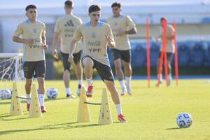 Julián Álvarez, durante los entrenamientos en Ezeiza; el delantero de Atlético Madrid será titular indiscutido frente a Uruguay