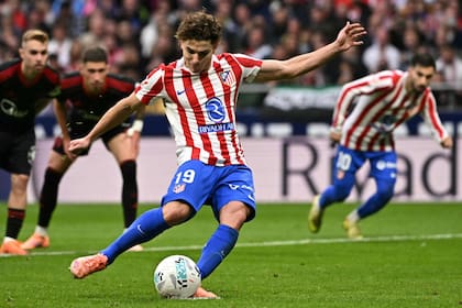 Julián Alvarez ejecuta el penal para el 1-0 del Atlético de Madrid