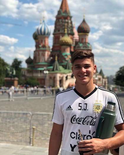 Julián Álvarez en las selección juvenil argentina de gira por Moscú