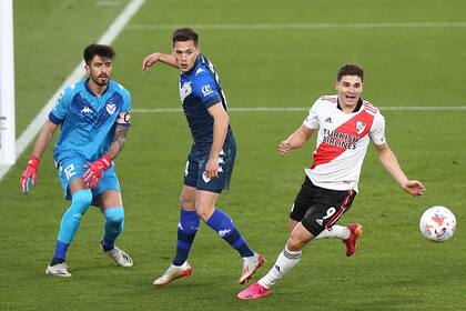 Julián Alvarez, en uno de los avances de River frente a Vélez