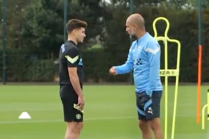 Julian Alvarez entrenando en Manchester City. captura de la charla con Pep Guardiola