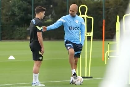 Julian Alvarez entrenando en Manchester City, atento a los consejos de Pep