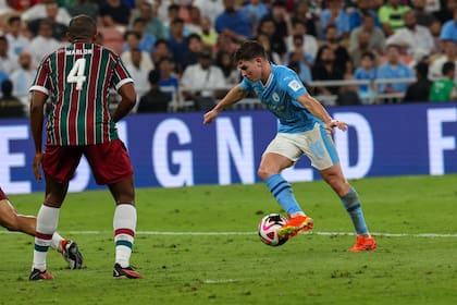 Julián Álvarez está a punto de anotar el cuarto gol de Manchester City: el argentino fue fundamental en el 4-0 de su equipo ante Fluminense en la final del Mundial de Clubes
