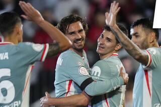 A Julián Alvarez le piden fotos hasta los rivales, pero el Atlético del Cholo tuvo "80 minutos de infamia"