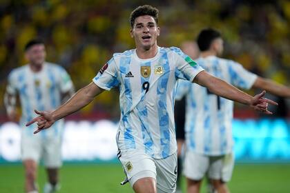 Julián Álvarez festeja su gol durante un partido de Eliminatorias de la Copa del Mundo Qatar 2022 