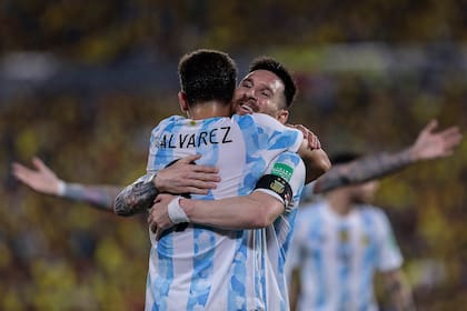 Julián Álvarez festeja su primer gol en la selección junto a Lionel Messi, durante el partido de eliminatorias de ante Ecuador