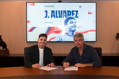 Julin lvarez firmando su contrato junto con Miguel ngel Gil Marn, una de las mximas autoridades de Atltico de Madrid