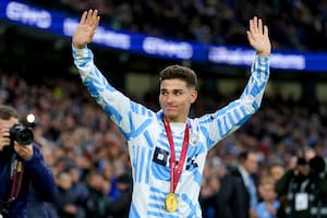 Los aplausos a Julián Álvarez con su medalla y la promesa argentina que llegará a Manchester City