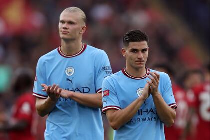 Julián Álvarez junto a Erling Haaland; ambos podrían debutar este domingo con Manchester City, que visita a West Ham