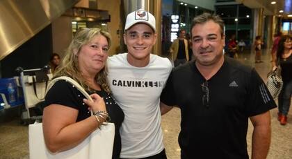 Julián Álvarez junto a su padre Gustavo y su madre Mariana