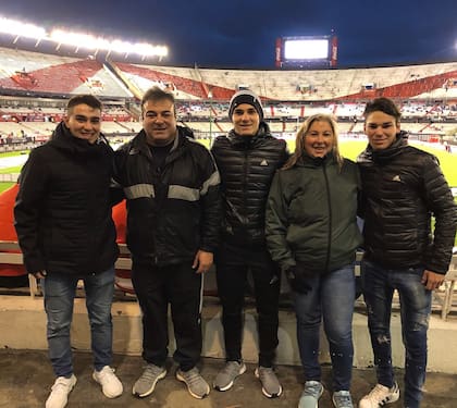 Julián Álvarez junto a sus padres y hermanos en el estadio Monumental