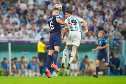 Julián Álvarez lucha la pelota ante el croata  Dejan Lovren durante el partido entre Argentina y Croacia por semifinales de la Copa del Mundo