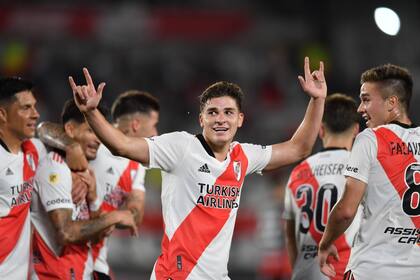 Julián Álvarez marcó tres goles en 12 minutos
