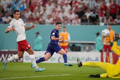 Julián Álvarez patea al arco en el partido entre Argentina y Polonia