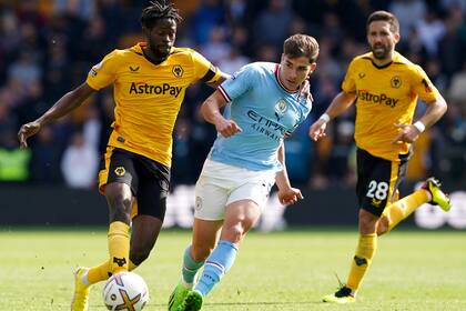 Julián Álvarez se escapa de la marca del portugués Nelson Semedo