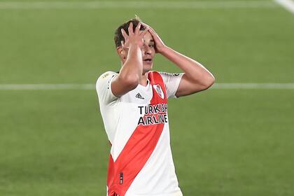 Julián Álvarez se lamenta luego de malograr una de las tantas oportunidades que River tuvo frente a Aldosivi. 