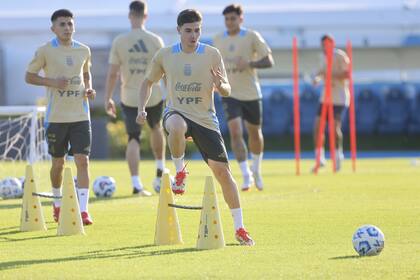 Julián Álvarez será titular en Montevideo, el viernes