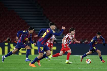 Julin Alvarez traslada la pelota en el duelo ante Barcelona