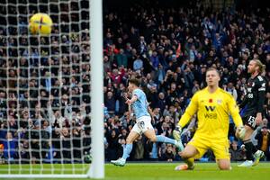 En racha: el gol de Julián Álvarez en la agónica victoria del Manchester City en la Premier