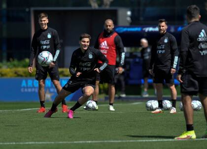 Julián Álvarez, una de las caras más jóvenes del plantel, en el entrenamiento de este miércoles