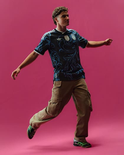 Julián Álvarez, una de las figuras de 2022, posó con la camiseta